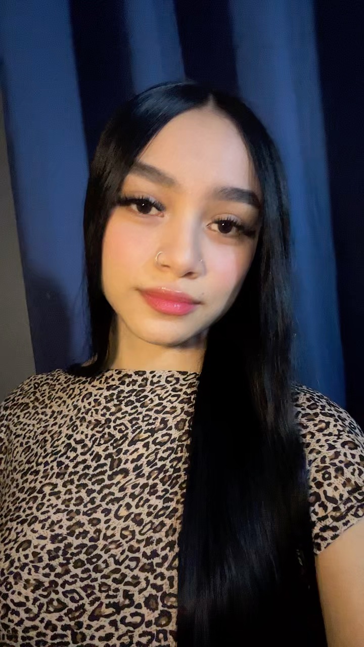Mia in an authorized CamCrush video preview